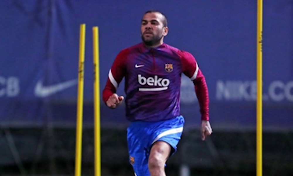 Reaparición de Dani Alves con Barcelona tendrá que esperar por Covid 19