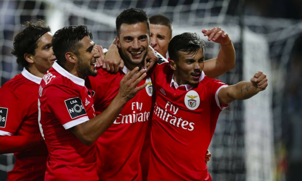 Con asistencia de rabona de Jiménez, Benfica vence 2-0 a Guimaraes Con asistencia de rabona de Jiménez, Benfica vence 2-0 a Guimaraes