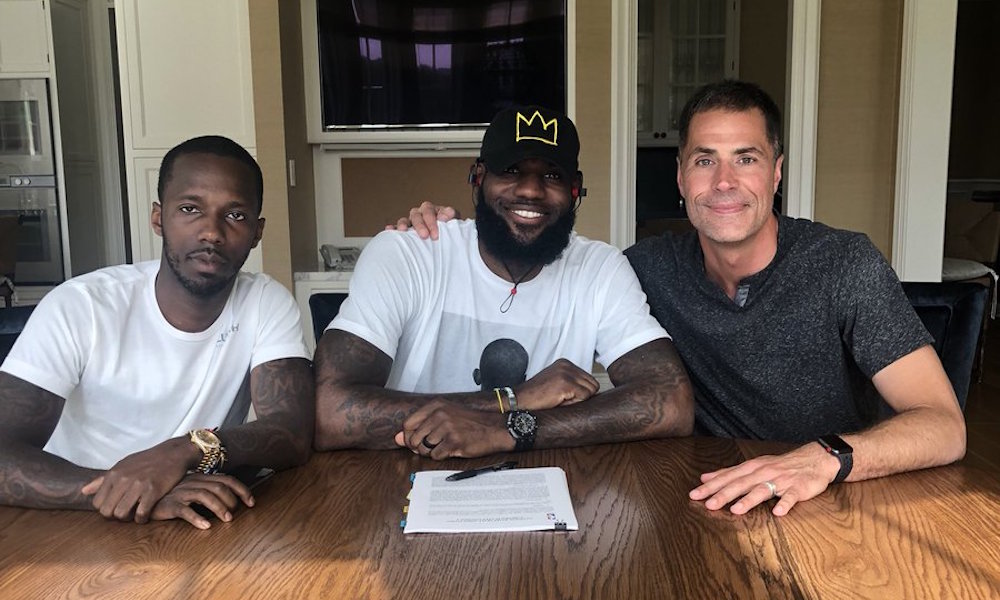 LeBron James ya firmó con los Lakers