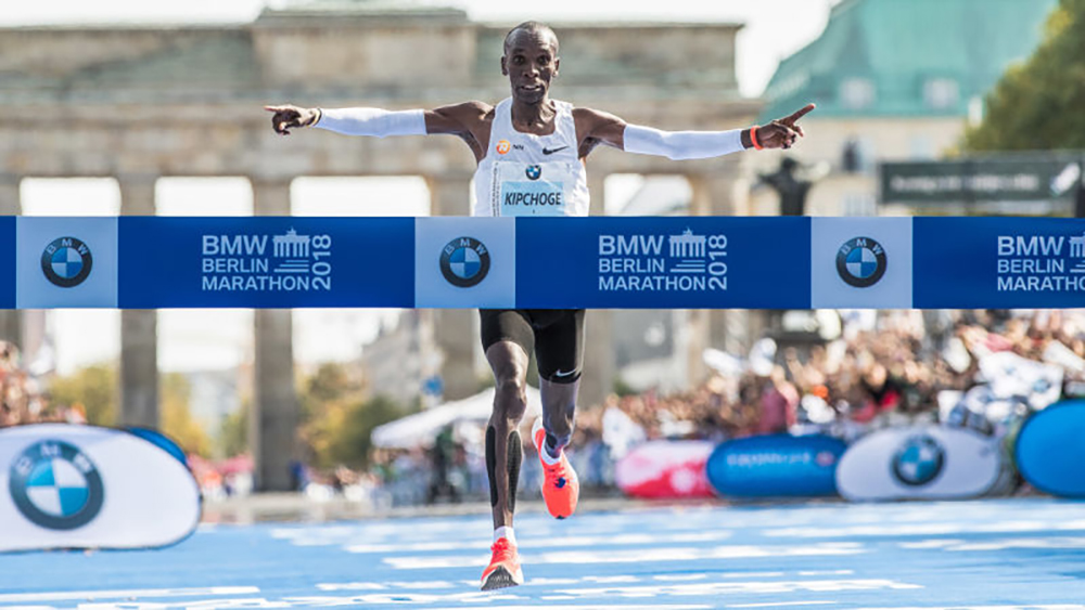 Eliud Kipchoge destrozó el Récord Mundial