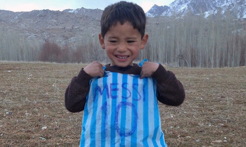 Niño afgano famoso por su playera de Messi