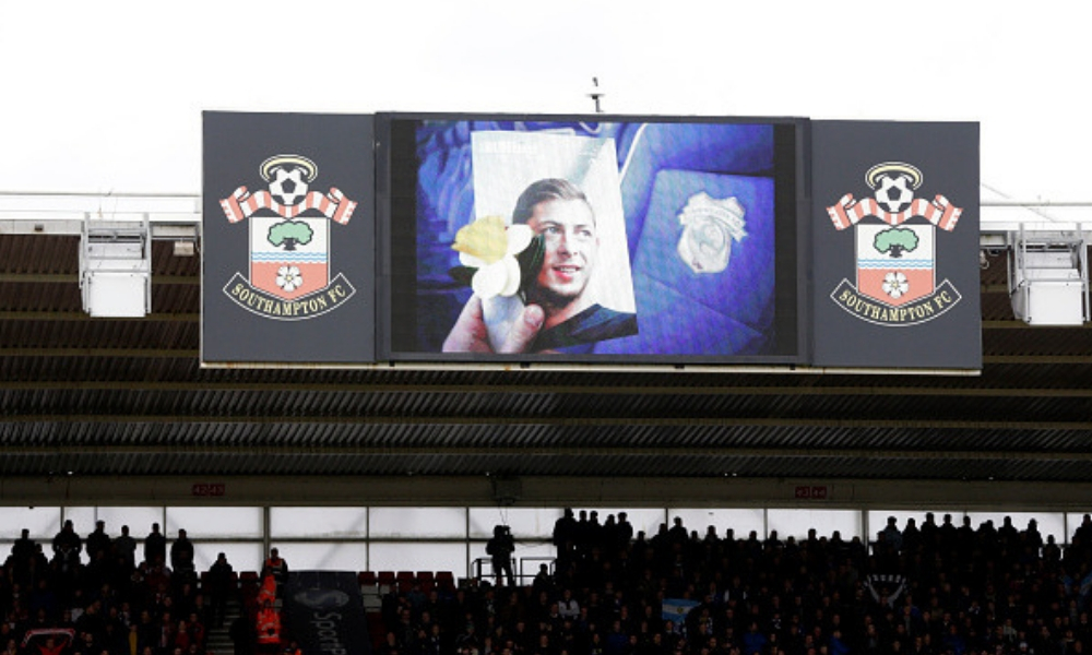 Emiliano Sala fue homenajeado por el Cardiff City