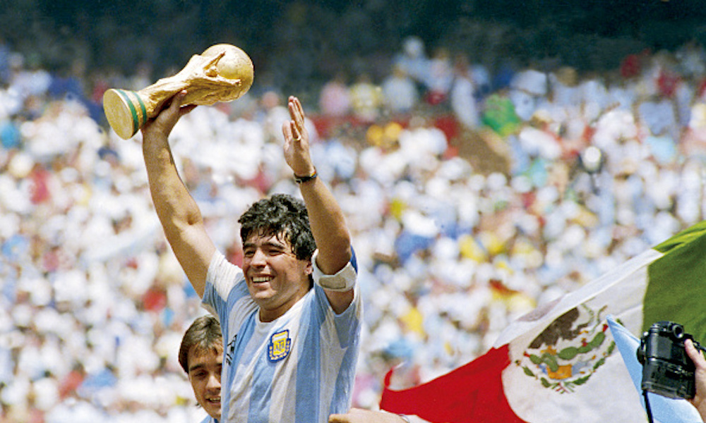 ¡Muere el astro del fútbol Diego Armando Maradona!