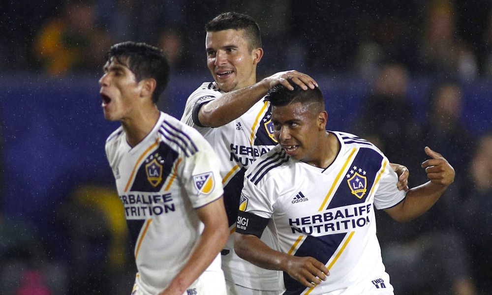 Estados Unidos convocará a Efraín Álvarez y Julian Araujo
